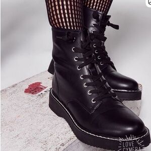 Madden Girl Kurrt combat boots in black